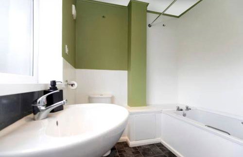 DiscountsContractorsWIFIFree ParkingSmart TV - Photo 16