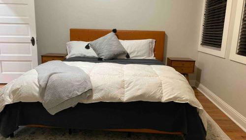 Downtown 3 bed newly renovated with amenities. - Photo 5