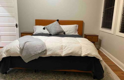 Downtown 3 bed newly renovated with amenities. - Photo 5