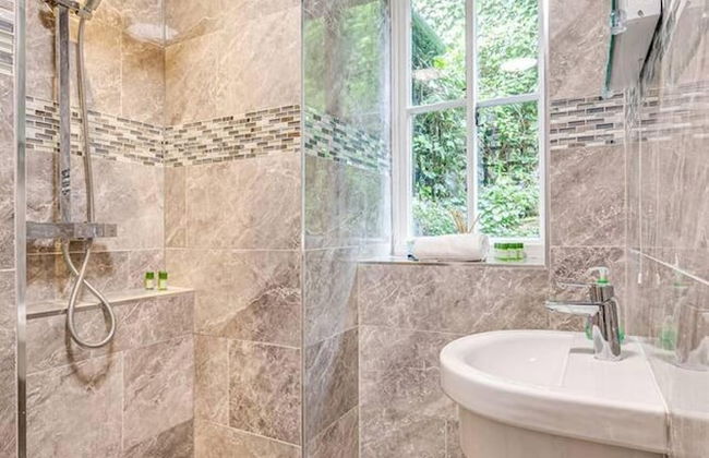 Delightful Holiday Home With sea Views and Hot Tub - Photo 25