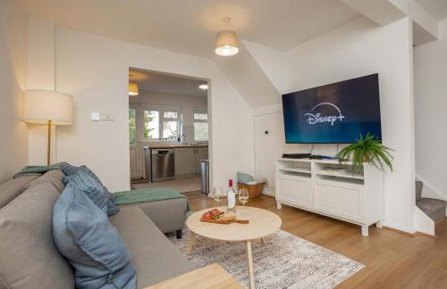 Doctors Lane- Modern 3 Bedroom Contractor Family House With Parking - Photo 2