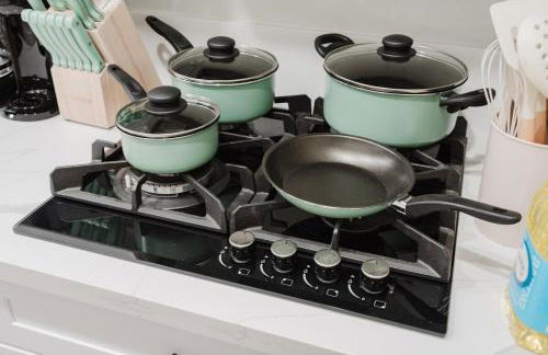 Entire Private Studio with 1 King Bed, Full Kitchen, Gated Yard, Available Now - Foto 11