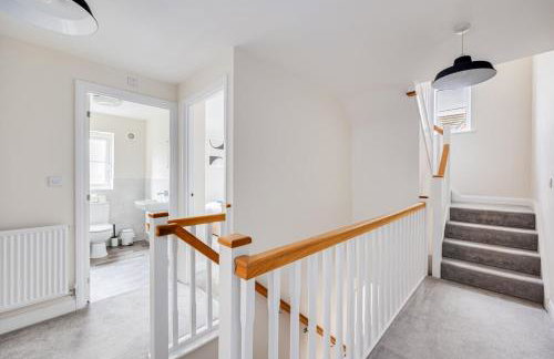 Detached House in Brooklands - Prime Location - Driveway Parking, Self-Check-In, Fast WiFi and Smart TV by Yoko Property - Foto 18