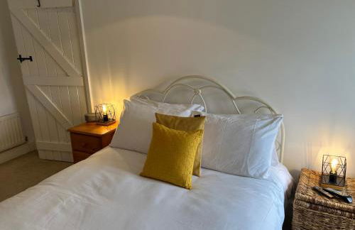 Spacious 4 Bedroom Farmhouse - Photo 52