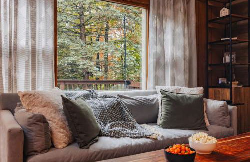 Family Pocono Gem by the lake with private sauna, hot tub, and huge game room - Foto 33