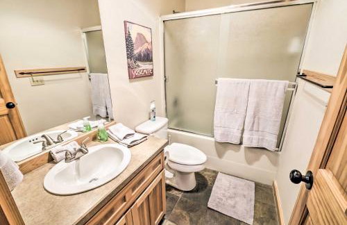 Chalet at Running Y Resort with Wraparound Deck! - Foto 21