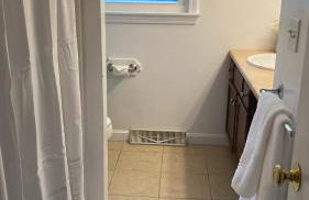 4 Bedroom Cape Getaway, 5 Min Drive to Beach, Pool Table, Grill, Backyard - Foto 11