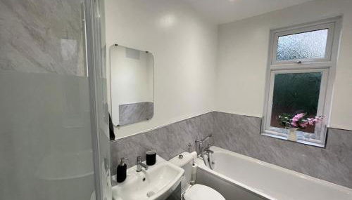 Spacious Flat! Sleeps 7, Pet Friendly and Parking - Photo 3, towels, Shower