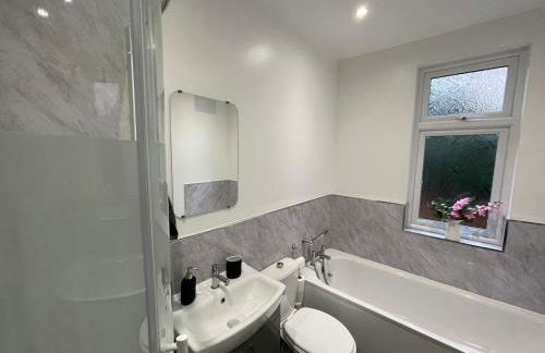 Spacious Flat! Sleeps 7, Pet Friendly and Parking - Photo 3