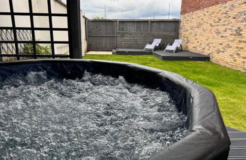 Luxury Retreat For 10 Short Lets & Serviced Accommodation Manchester with Hot Tub and Spacious Garden - Foto 57