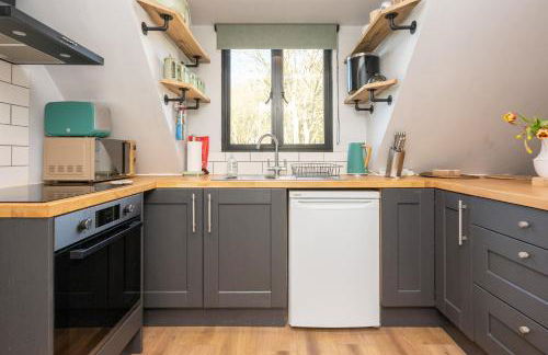 Peaceful Stylish Entire Apartment - Views, Gardens, Firepit, Balcony - Photo 32