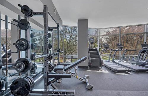 Modern 3 bedroom condo in downtown w free parking - Foto 50