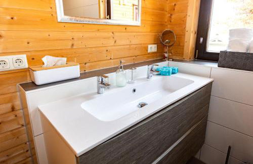 5 Sterne Ferienhaus Tommy mit Kamin, Seeblick und großer Terrasse - Foto 12