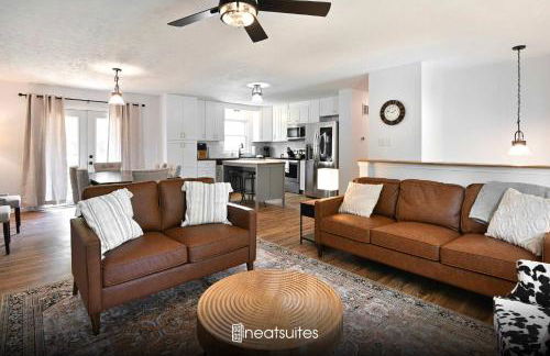 3BR Home for 8 - Only 5 Minutes to Ark - Foosball - Foto 1