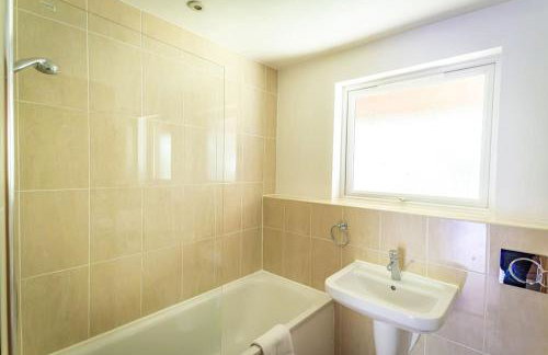 Norbury, woodland lodge with hot tub for 12 - Foto 17