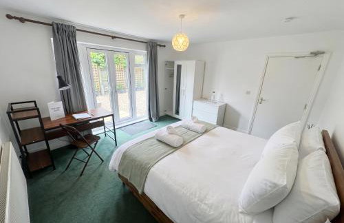 2 Bedroom-House-Sleeps 5 In Front Horley Station -Near Gatwick Airport - Foto 12