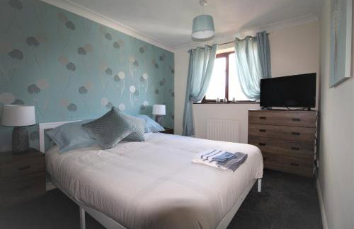 3 Bed Semi - Sleeps 5 - Private Garden & Parking - Quiet Cul De Sac Location - Dog Friendly - Fast Wifi - Close to Motorway Access - Foto 14