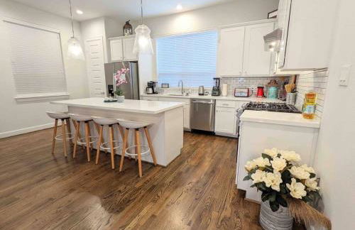 TMC 3-Story Townhome FREE EV Charge - Foto 37