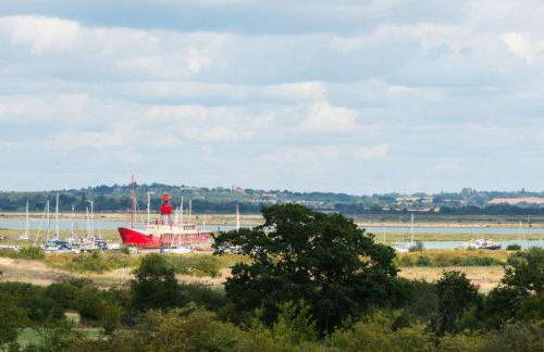 The Hexagon, wow what a location, views over the Essex marshes and sea - Foto 8