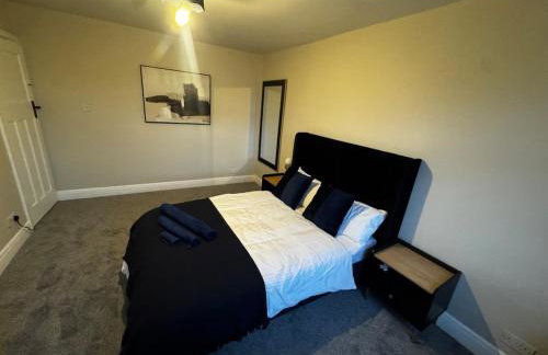 Modern 3-Bedroom House with Private Parking - Photo 24