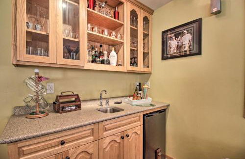 Cabin with Fire Pit and Movie Room, 1 Mi to Lake - Foto 18