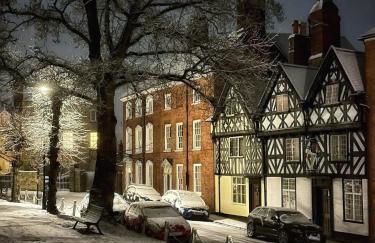 Beautiful stylish 2 bed apartment with free parking - Photo 43