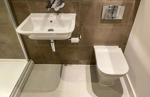 2BR 2BA Top Floor Penthouse Apartment in RG2 - Ideal for Business Travellers & Contractors, Free Parking & Sleeps Up To 6 - Foto 14