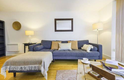 Elegant 2-Bedroom Apartment with Balcony - Foto 25