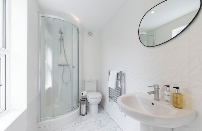 Elliot Oliver - Comfortable Five Bedroom Town Centre House With Garden & Garage - Foto 24