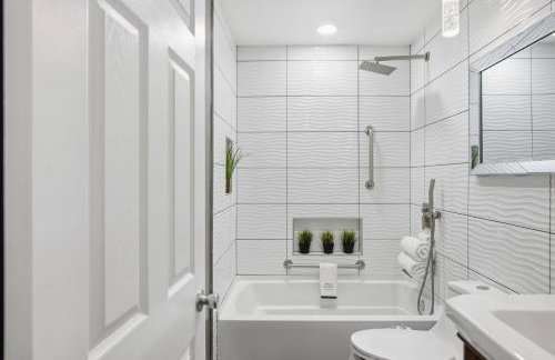 Stylish Hot Tub Retreat with Ping Pong home - Foto 58