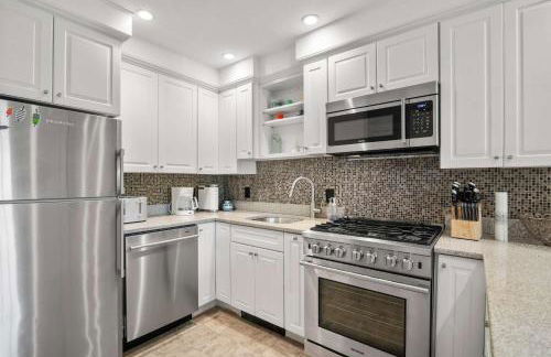 Charming Getaway 1 Block from Beach - Foto 10