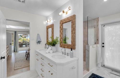 NEW LISTING! Reel Joy Waterfront Luxe with Pool and Private Dock home - Foto 25