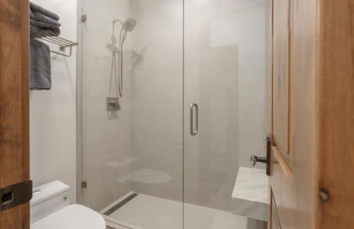 Private Hot Tub, Theater Room, Valet Parking and Ski & Boot Storage at Ritz Carlton - Foto 57