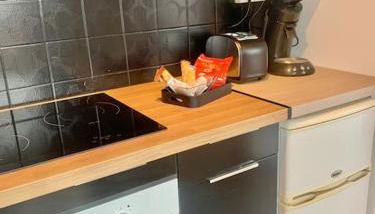 Lumineux et cosy, 2 mn gare, 2mn Muse, 5mn centre - Foto 2, stove, minibar