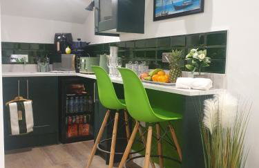 Southgate Luxury Apartments-Jaquzzi Bath-Private Parking- suitable for contractors - Foto 32