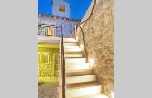 Waterfront stone house in city center - Photo 4