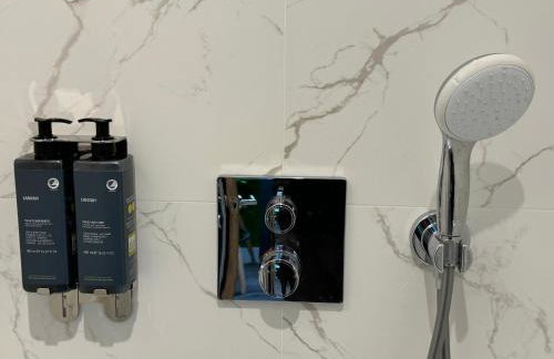 Southgate Luxury Apartments-Jaquzzi Bath-Private Parking- suitable for contractors - Foto 18