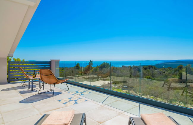 Villa with Swimming Pool, Outdoor Kitchen, Sauna, Hot Tub, Play Area, Sea View - Foto 1