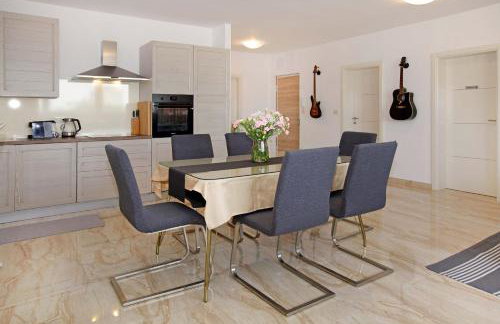 Modern 2-Bed Apt, Late check in available - Photo 44