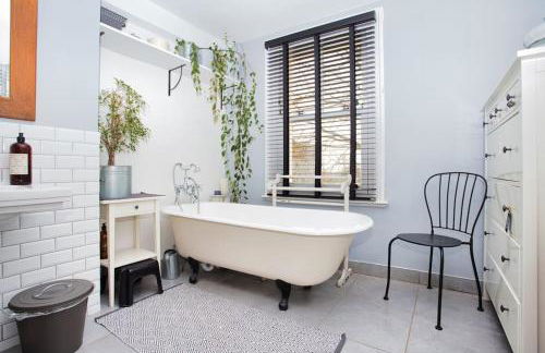 Restful and Cosy 4 Bed Home Minutes from the Beach - Foto 23