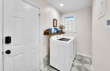 Romantic escape, hot tub, fireplace, massage room! - Foto 13