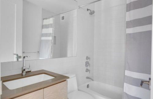 UES 1BR w Gym Rooftop Doorman nr The MET NYC-351 - Foto 11