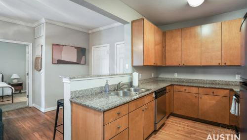 West Campus Accommodations Pool and King Bedrooms - Foto 3