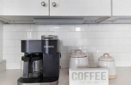 The Maple House - Huge Backyard & Mins to Broadway - Foto 31