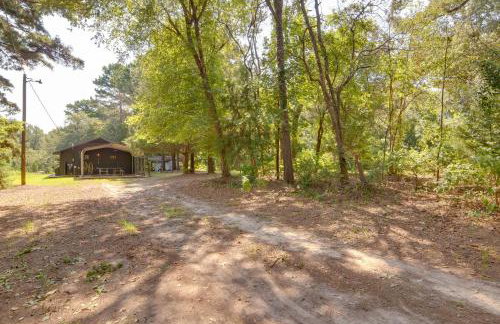 Secluded Getaway on ~10 Acres in The Piney Woods! - Foto 25
