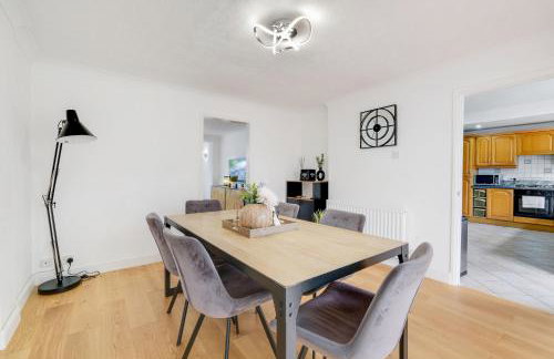 Luxury 5 BDR 2 BA House with Parking in Sandhurst By 360Stays - Photo 21