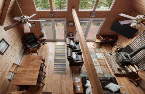 Loft Wood Stove Fire Pit Grill & Deck on Creek - Foto 12