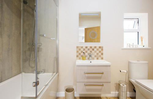 " Orchard Croft Lodge ", New Property, DOG FRIENDLY, Ideal for all Goodwood Events, 5 Minutes from Southend Barns, 9 Minutes From Sandy West Wittering Beach, 2 Bathrooms, Can Sleep 8 On Request, ' Starlink ' Wi-Fi & Sky Sports, Zip & Link Super-King beds - Foto 40