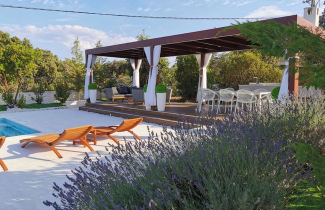 Modern Villa With Private Heated Pool and Lounge Area for a Relaxing Stay - Foto 15