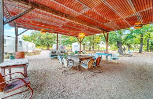 Luxury Airstream Campsite Nestled Beneath Oak Trees Outside of Austin, Texas - Foto 66